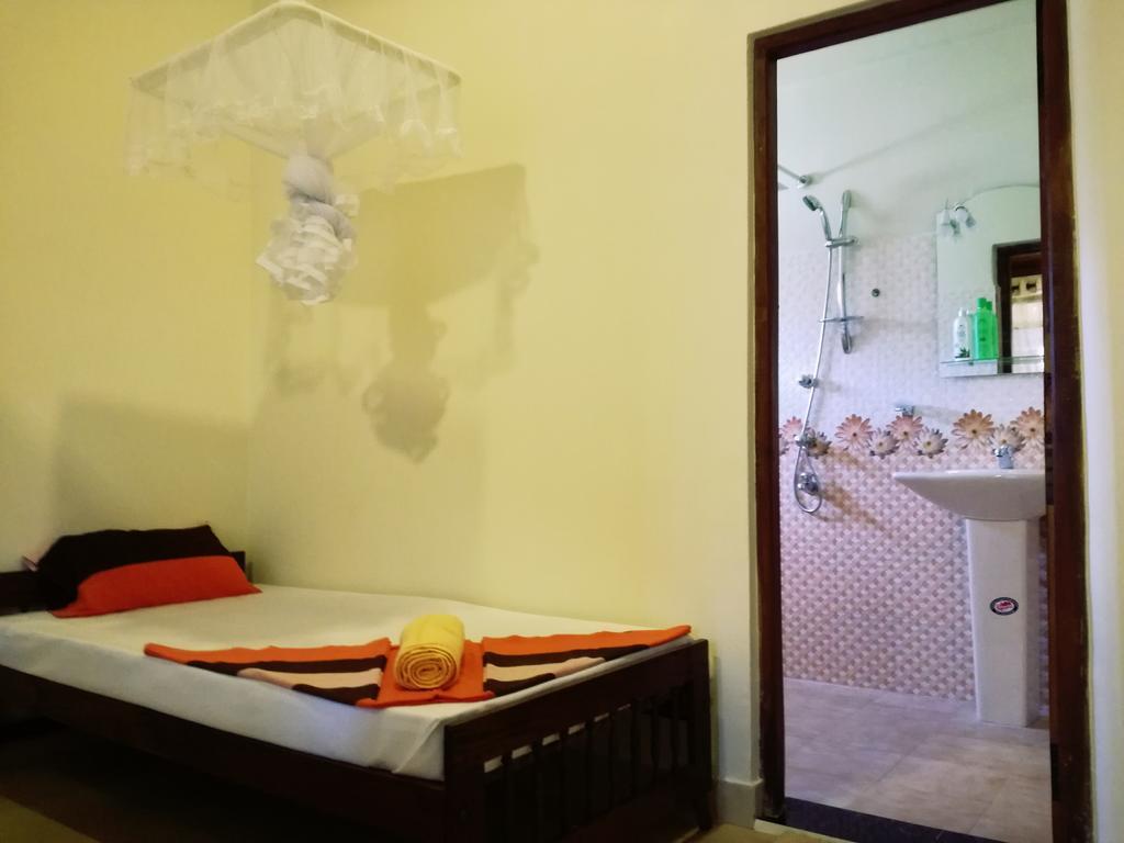 Golden Beach Rest Hotel Tangalle Exterior photo